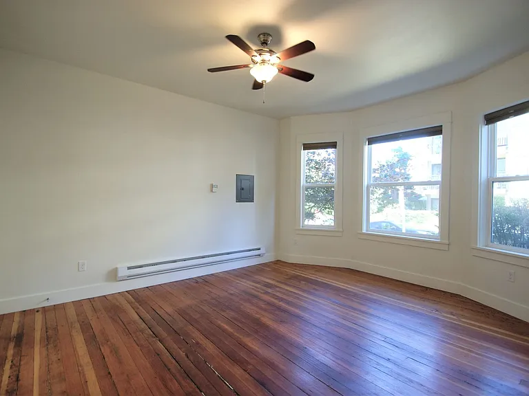 2046 Franklin Ave E — Photo 9