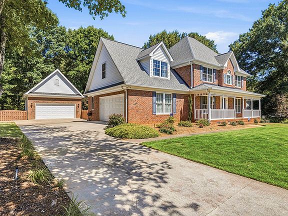 4th image of 105 Holly Crest Cir