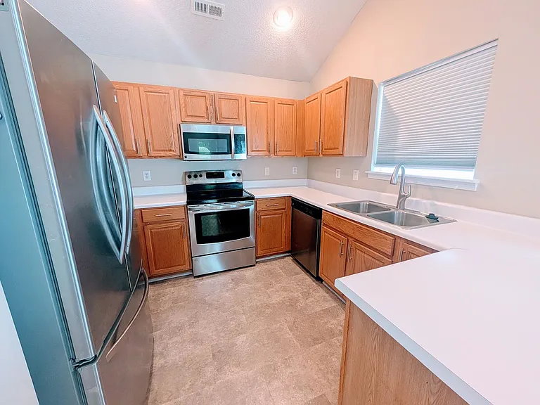 404 Commons Dr — Photo 4