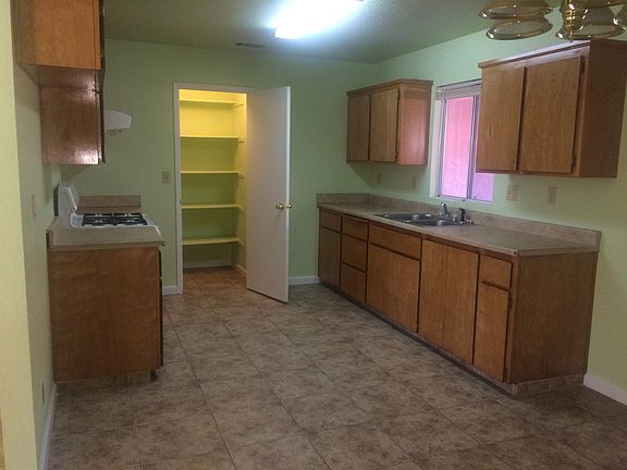 Eat in Kitchen w/ pantry