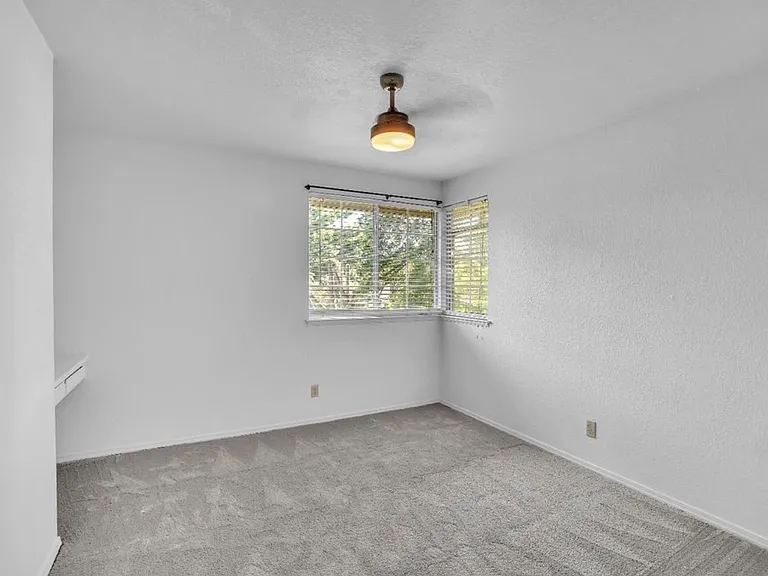 719 Raven Dr — Photo 4