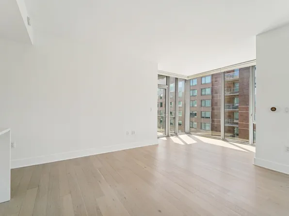 9 Avenue At Port Imperial image 16 of 47