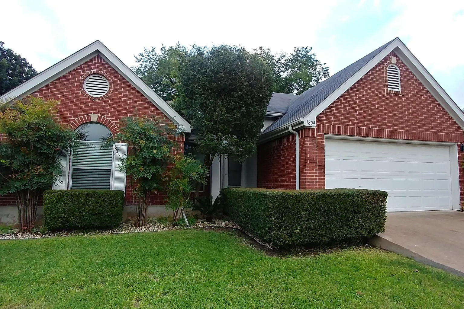 4 bed, 1876 sqft, $2,300 — Photo 1