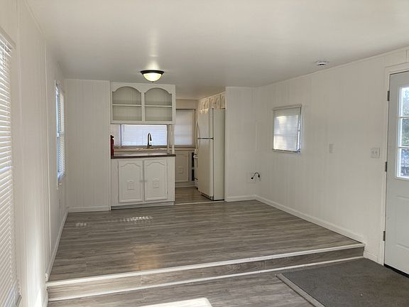 5th image of 100 Hemlock Dr #160