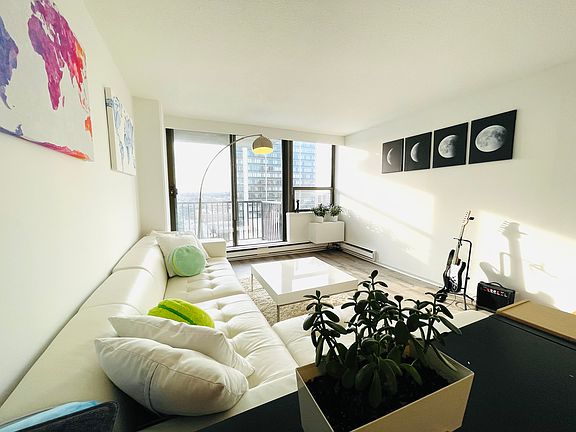 3rd image of 2740 N Pine Grove Ave APT 12B