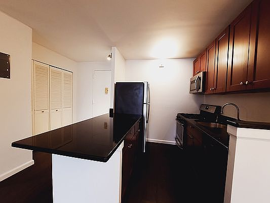4th image of 829 Greenwood Ave