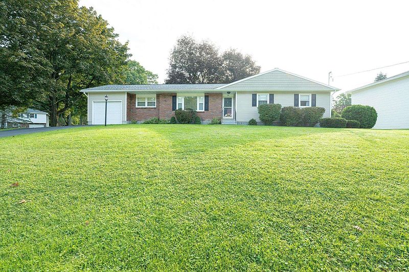 2nd image of 58 FAIRLAWN Drive