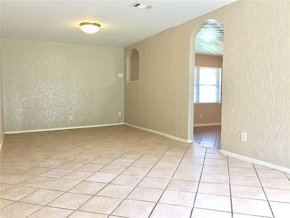 4th image of 309 E Cober St