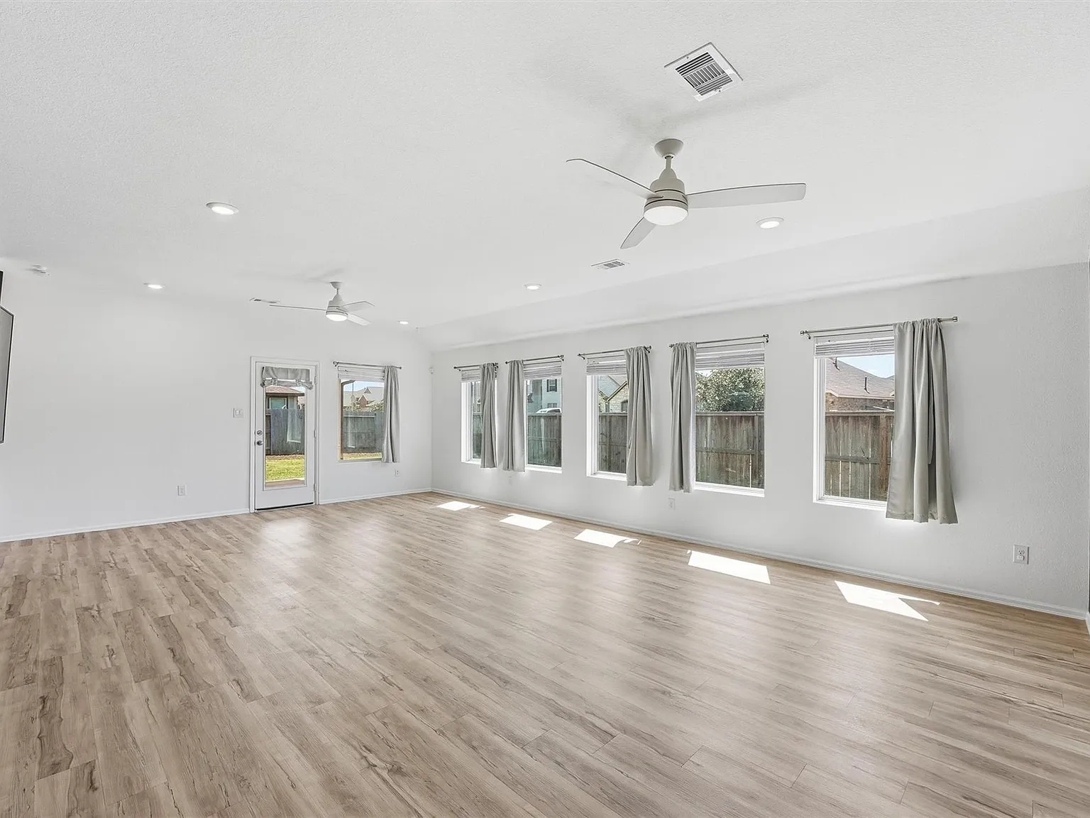 4 bed, 2.0 bath, 1939 sqft, $2,350 — Photo 4