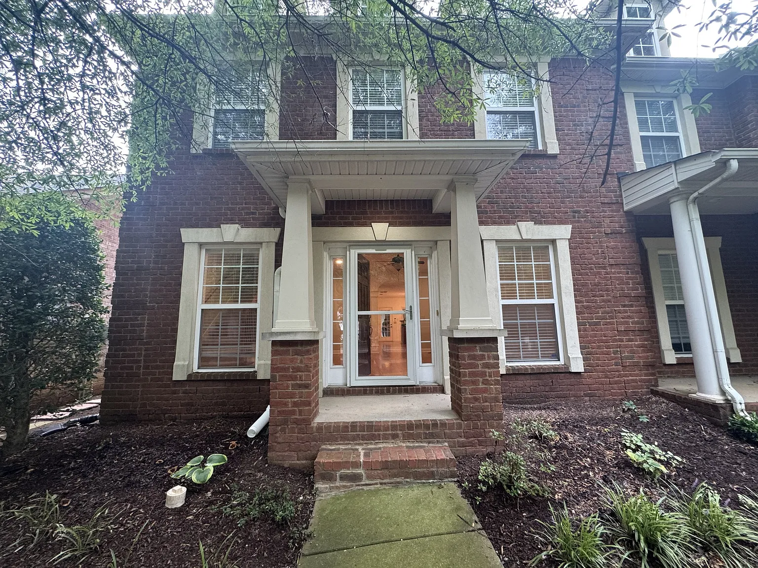 3 bed, 2.5 bath, 2232 sqft, $2,400 — Photo 2
