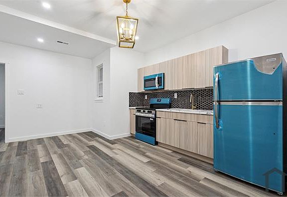 4th image of 104 W Ontario St Floor 2