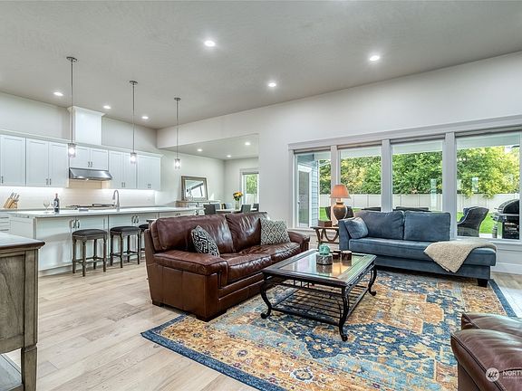 5th image of 819 SE Whispering Creek Court