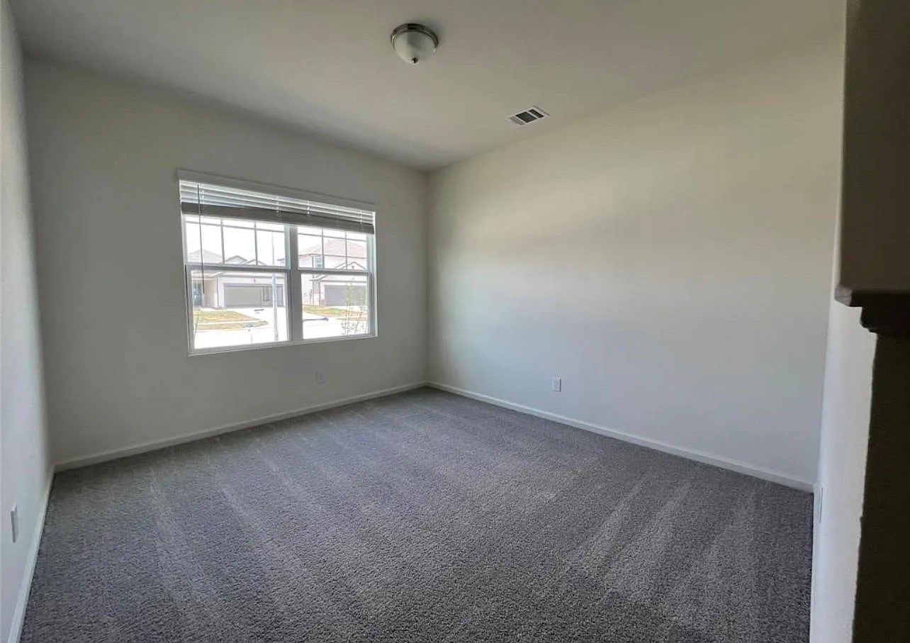 5 bed, 3.0 bath, 2722 sqft, $2,500 — Photo 4