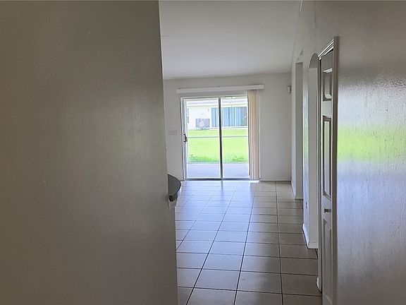 4th image of 832 Palomino St E