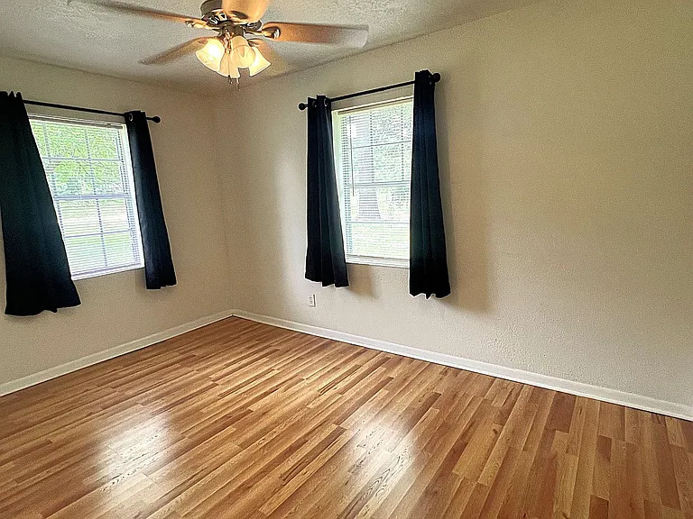 560 Beverly Dr — Photo 17