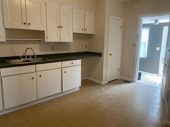 5th image of 443-443 Erie St