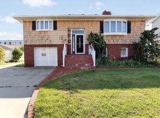 884 Pacific St, Lindenhurst, NY 11757