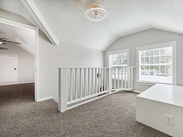 801 Woodcrest Dr — Photo 14
