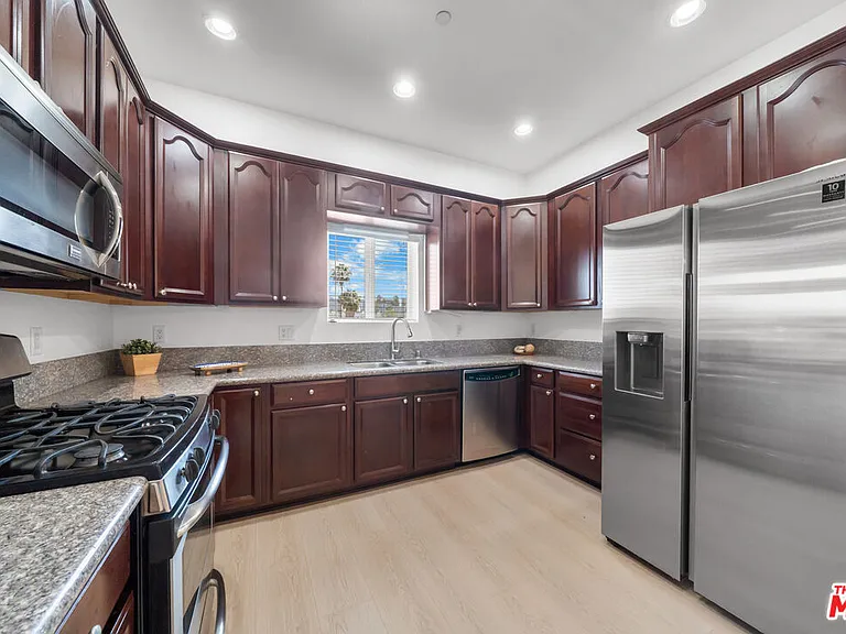 309 S Mariposa Ave #301 — Photo 9