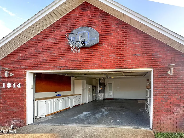 1814 Bowman Ln — Photo 2