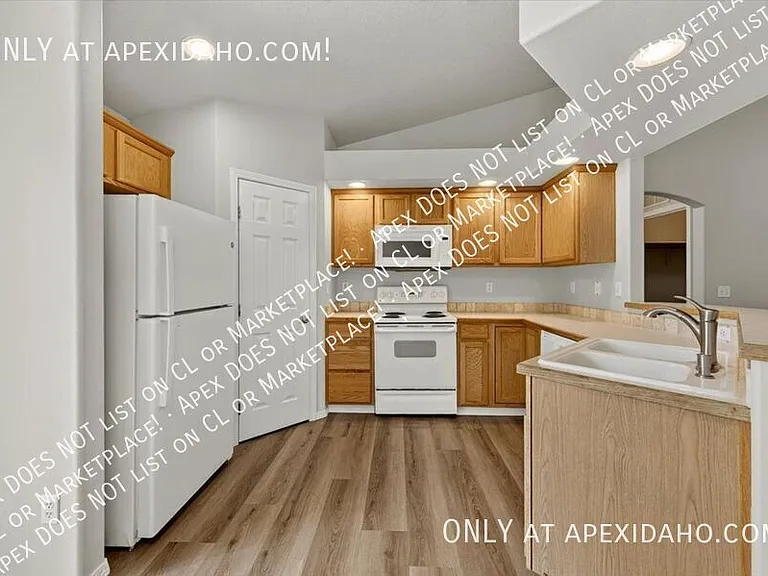 3851 N Lezana Ave — Photo 12
