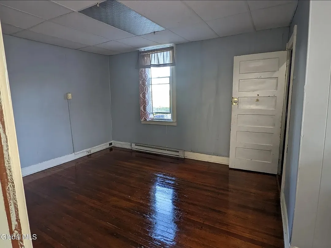 3 bed, $1,300 — Photo 3
