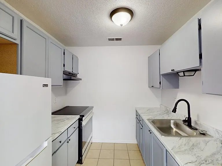 Renovated, Large UNM Area 2 Bed Apt w/ Washer / Dryer and Private Yard — Photo 38