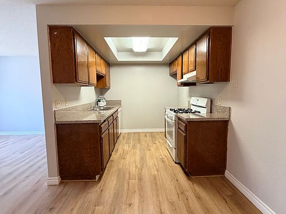 3rd image of 2321 N Niagara St APT F