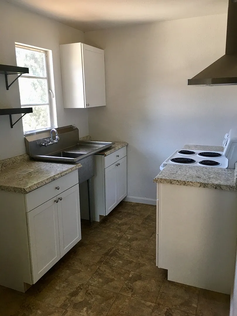 511 N Yosemite Ave — Photo 4