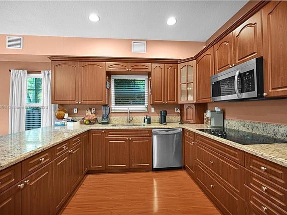 3rd image of 638 NW 2nd Ave #638