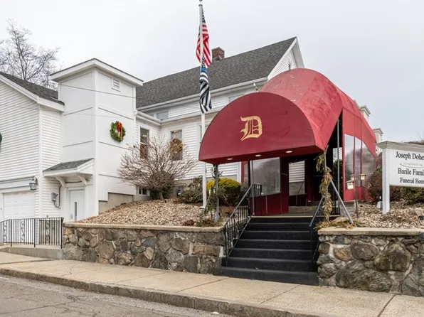 11 Linden St, Reading, MA 01867