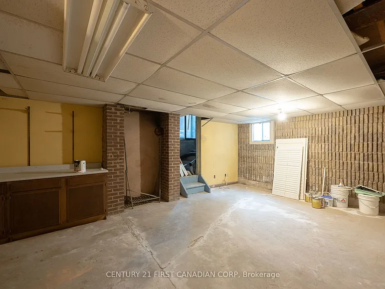 1326 Commissioners Rd W — Photo 31