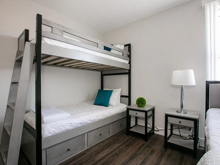 Midvale Apartments — Photo 20