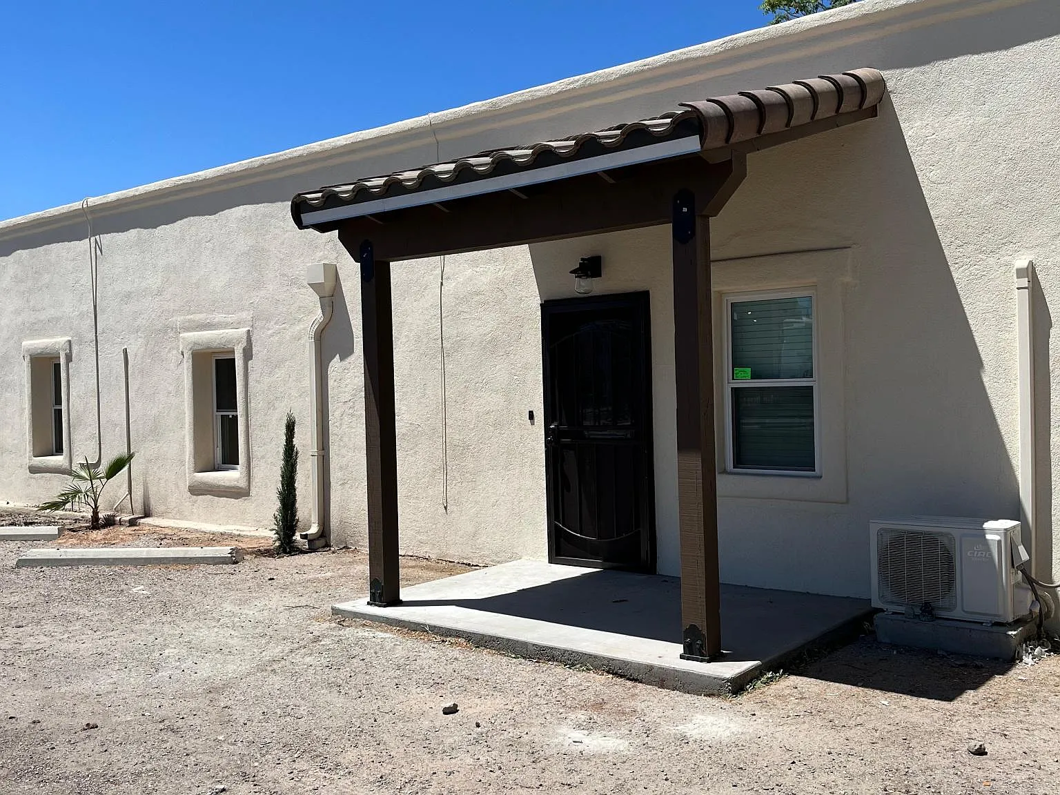 212 W Hadley Ave — Photo 2