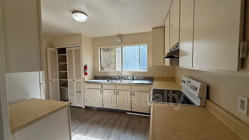 219 W Waiko Rd — Photo 3