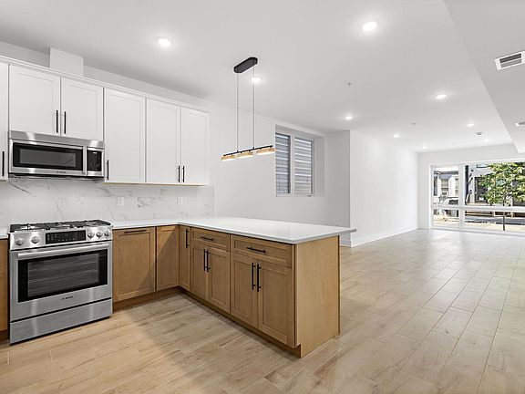 4th image of 1003 Summit Ave