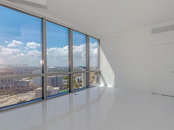 4th image of 851 NE 1st Ave #3102