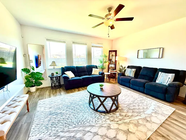 1601 Lake Grove Dr — Photo 5