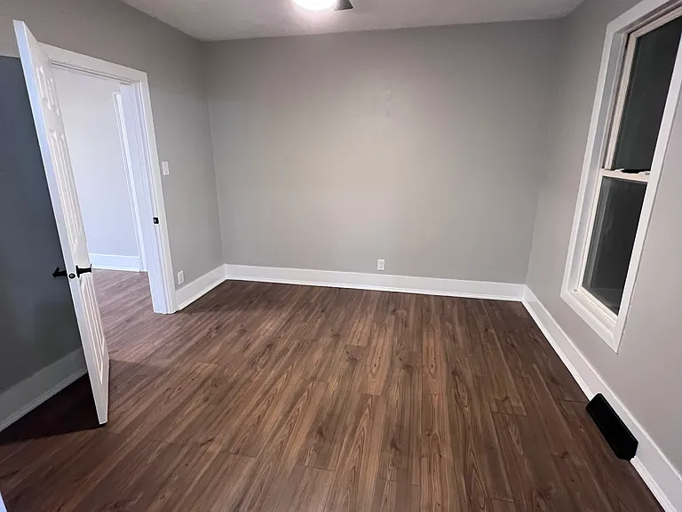 112 W Madison St — Photo 5