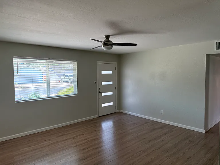 202 E Huntington Dr — Photo 5