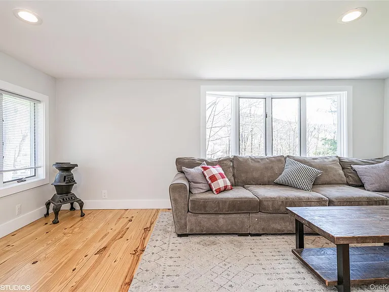 1392 Kings Hwy — Photo 4