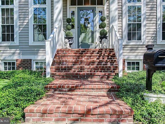 3rd image of 203 Watkins Cir