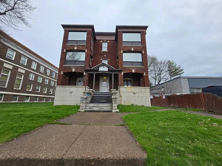 820 E. Main St — Photo 7
