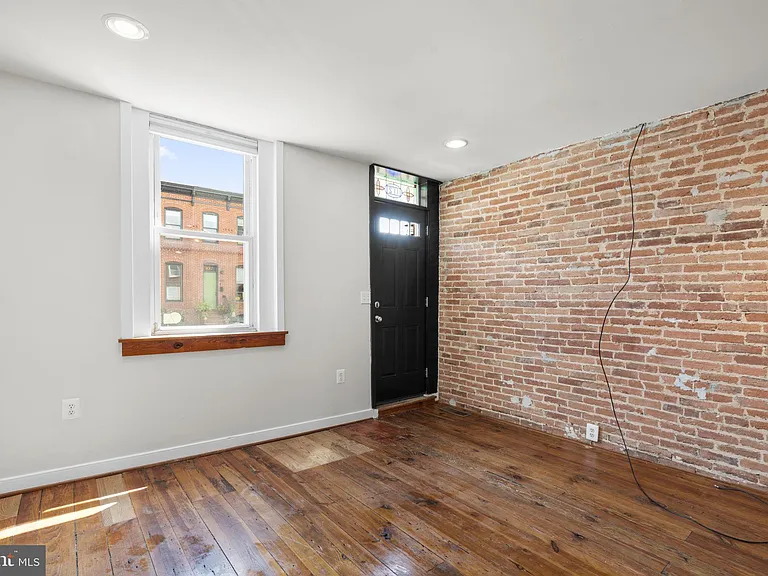 112 E Randall St — Photo 6