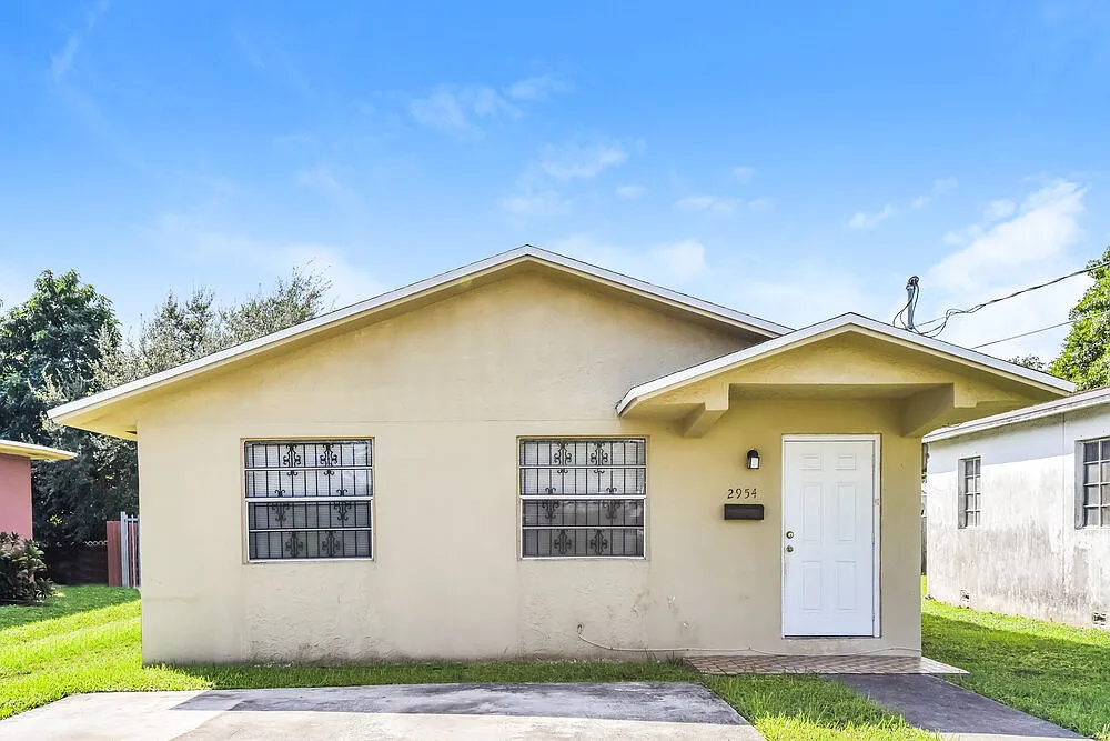 3 bed, 2.0 bath, 1117 sqft, $2,575 — Photo 1