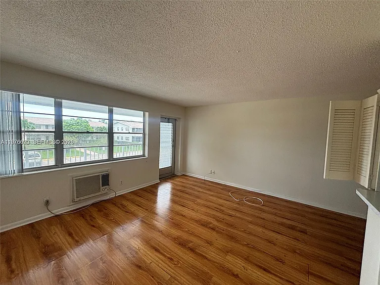 36 Windsor Dr #B — Photo 2