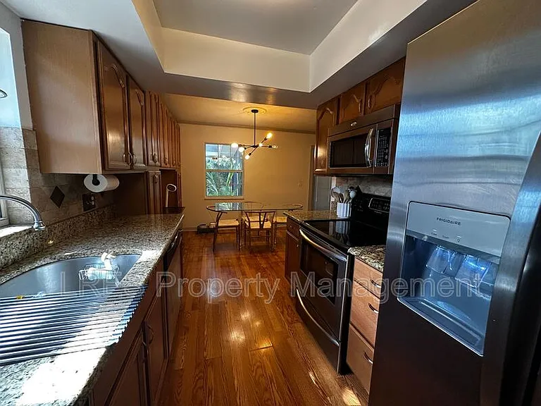 910 Sycamore Ln — Photo 7