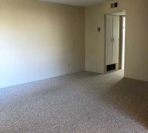 4th image of 140 Towne Ter