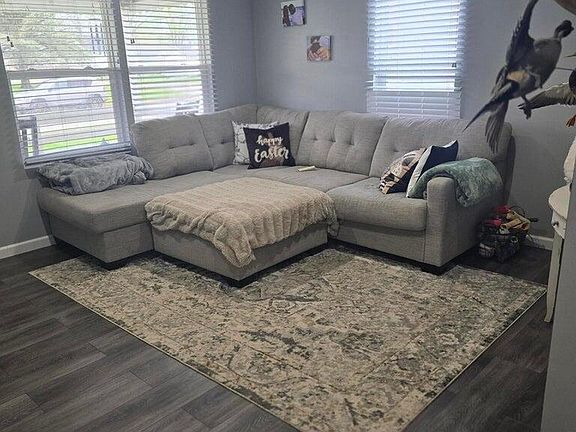 4th image of 505 Busby Ave