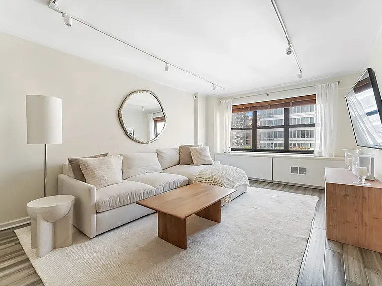 240 E 76th St #10M — Photo 1